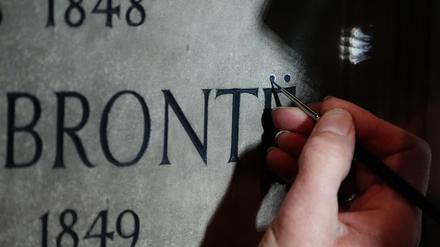 Ohne die Punkte wird der Name nur „Bront“ gesprochen.