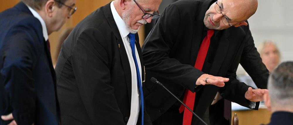 Bei der ersten Sitzung des Thüringer Landtags gibt es scharfe Kritik an den Alterspräsidenten der AfD, Jürgen Treutler (Mitte). 