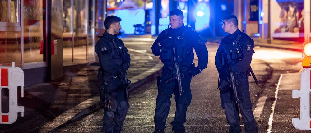 Polizisten stehen nach dem Terroranschlag von Solingen in der Innenstadt. (Archivbild)