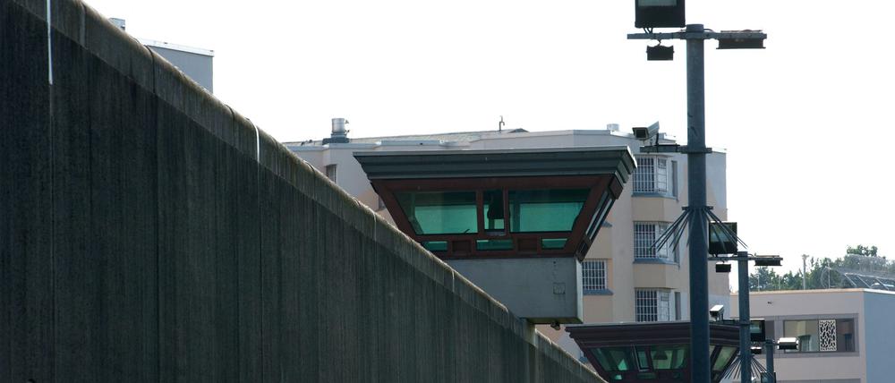 Ein Justizbeamter soll Handys ins Gefängnis Tegel geschmuggelt haben.