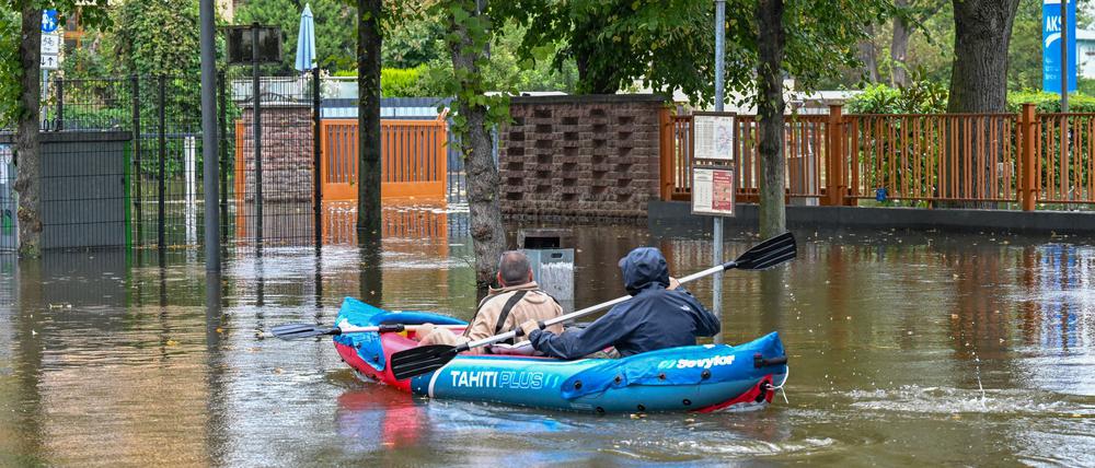 Im Paddelboot in einem überfluteten Teil von Frankfurt (Oder) unterwegs