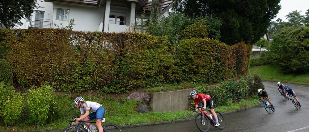 Das Straßenrennen der Juniorinnen. Die Schweizerin Furrer stürzte schwer.