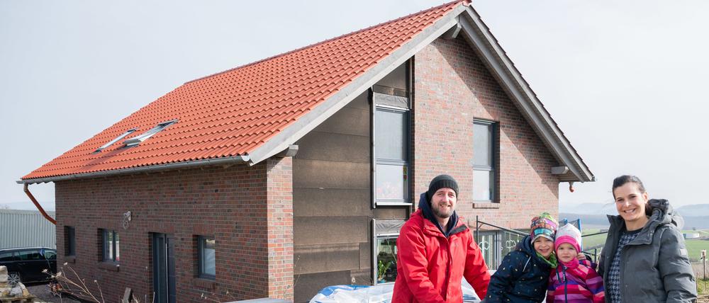 Wer in Ottenstein im Landkreis Holzminden (NIedersachsen) bauen will, muss für das Grundstück nichts bezahlen. Im Jahr 2015 versprach die Gemeinde jungen Familien Gratis-Bauland. Damit wollte das 950-Seelen-Dorf dem Einwohnerschwund entgegenwirken. 