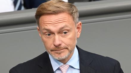 Christian Lindner (FDP), Bundesminister der Finanzen, spricht bei der Plenarsitzung im Deutschen Bundestag.