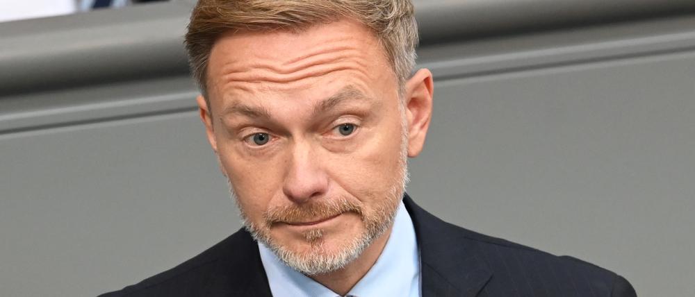 Christian Lindner (FDP), Bundesminister der Finanzen, spricht bei der Plenarsitzung im Deutschen Bundestag. Die Bundestagsabgeordneten beschäftigen sich in der 188. Sitzung der 20. Legislaturperiode unter anderem mit dem Entwurf eines Gesetzes zur Fortentwicklung des Steuerrechts. 