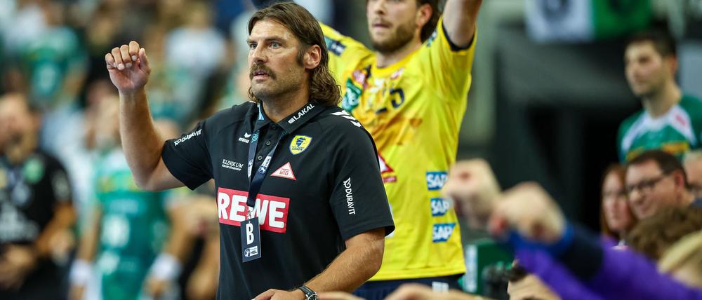 Löwen-Trainer Sebastian Hinze bejubelt einen Treffer seines Teams.