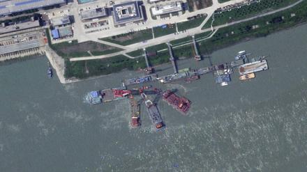 Dieses Satellitenbild von Planet Labs PBC zeigt Bergungsschiffe am Liegeplatz eines scheinbar gesunkenen, chinesischen U-Bootes in einer Werft in der Nähe von Wuhan. 