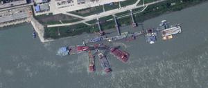 Dieses Satellitenbild von Planet Labs PBC zeigt Bergungsschiffe am Liegeplatz eines scheinbar gesunkenen, chinesischen U-Bootes in einer Werft in der Nähe von Wuhan. 
