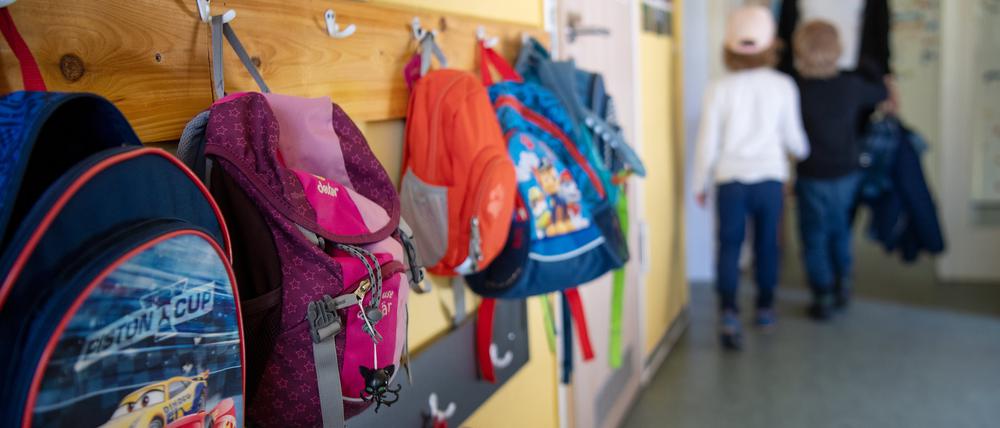 Der Eingangsbereich mit der Garderobe in einem Kindergarten in Brandenburg.