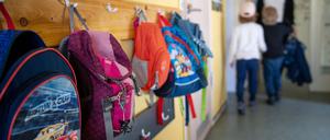 Der Eingangsbereich mit der Garderobe in einem Kindergarten in Brandenburg. 