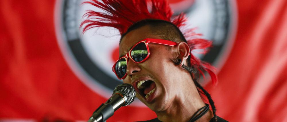 Der Sänger der Punkband  ‘The Rebel Riot’  bei einem Auftritt während eines Punk- Treffens vor dem Thingyan Wasser Festival in Yangon, Myanmar 11 April 2016. 