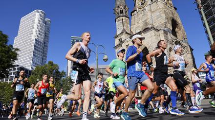 Für die Berliner Sehenswürdigkeiten haben viele Läufer beim Marathon kein Auge.
