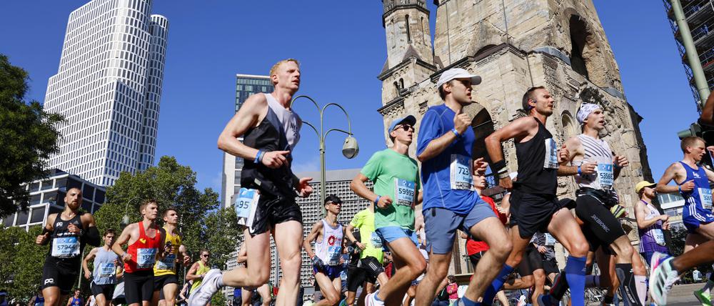 Für die Berliner Sehenswürdigkeiten haben viele Läufer beim Marathon kein Auge.