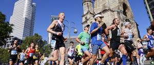 Für die Berliner Sehenswürdigkeiten haben viele Läufer beim Marathon kein Auge.