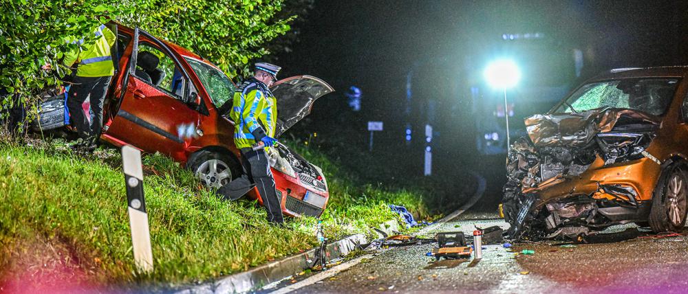  Zwei Unfallwagen stehen neben der Landesstraße L564. Bei dem Frontalzusammenstoß der Fahrzeuge im Landkreis Karlsruhe sind zwei Kinder tödlich und drei weitere Menschen schwer verletzt worden.