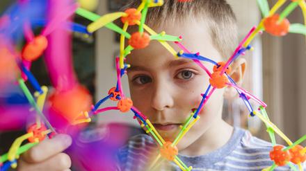 Neurodivergente Kinder ecken häufig an. Mit einer Diagnose können Kindern und Eltern das Verhalten besser einordnen und auch dem Umfeld kommunizieren.