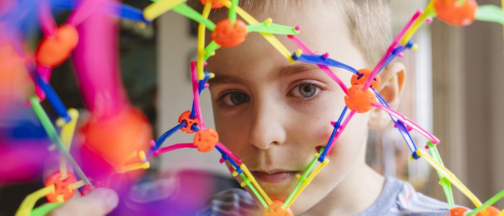Neurodivergente Kinder ecken häufig an. Mit einer Diagnose können Kindern und Eltern das Verhalten besser einordnen und auch dem Umfeld kommunizieren.