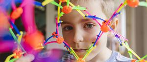 Neurodivergente Kinder ecken häufig an. Mit einer Diagnose können Kindern und Eltern das Verhalten besser einordnen und auch dem Umfeld kommunizieren.