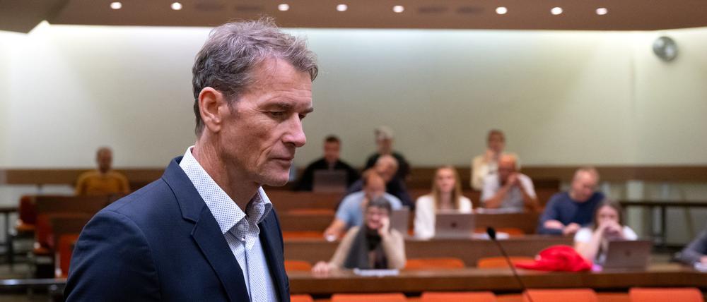 Lehmann betritt den Gerichtssaal.