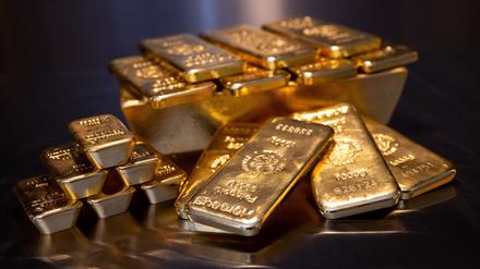 Goldbarren in unterschiedlicher Größe liegen auf einem Tisch. (Symbolbild)