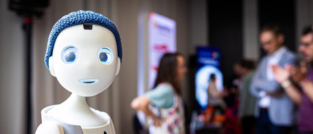 Roboter könnten in Zukunft in der Pflege eine wichtige Rolle spielen.