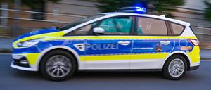 Ein Polizeifahrzeug fährt mit Blaulicht durch die Potsdamer Innenstadt. (Symbolbild)
