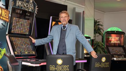 Paus Gauselmann mit 84 Jahren im Jahr 2019 in einem Showroom am Firmensitz. Nun geht er mit 90 in Ruhestand.