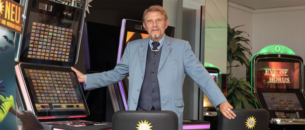 Paus Gauselmann mit 84 Jahren im Jahr 2019 in einem Showroom am Firmensitz. Nun geht er mit 90 in Ruhestand.