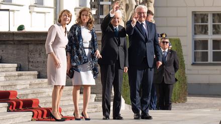Staatsbesuch des italienischen Staatspräsidenten Sergio Mattarella Bundespräsident Frank-Walter Steinmeier und Elke Büdenbender empfangen den italienischen Staatspräsidenten Sergio Mattarella und seine Tochter Laura Mattarella mit militärischen Ehren im Schloss Bellevue in Berlin.