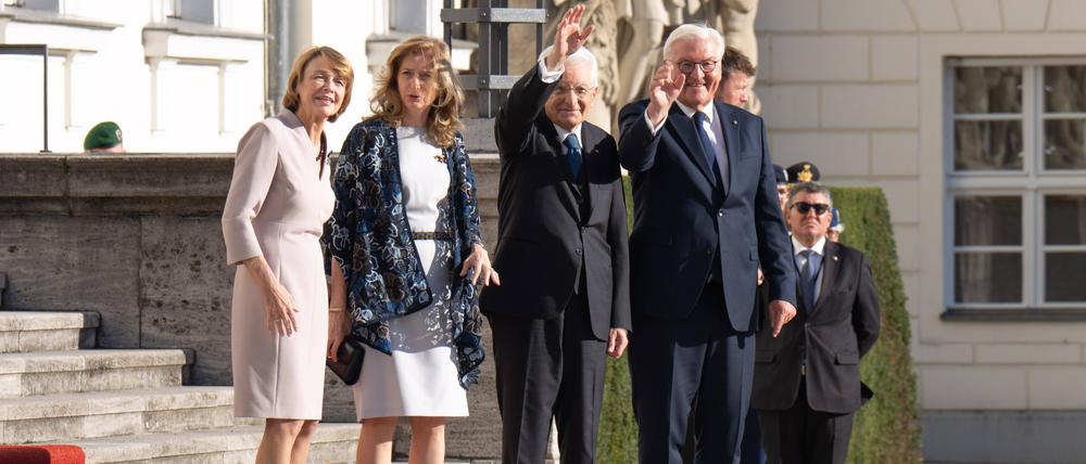 Staatsbesuch des italienischen Staatspräsidenten Sergio Mattarella Bundespräsident Frank-Walter Steinmeier und Elke Büdenbender empfangen den italienischen Staatspräsidenten Sergio Mattarella und seine Tochter Laura Mattarella mit militärischen Ehren im Schloss Bellevue in Berlin.