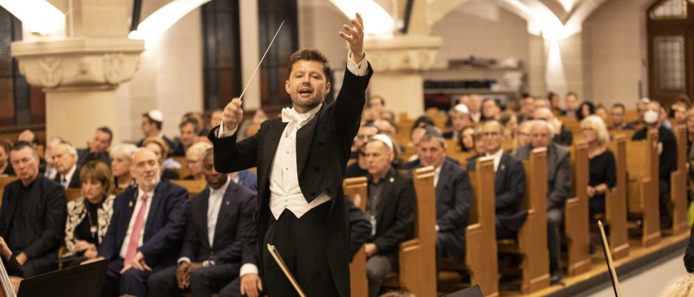 Der Chefdirigent Julian Rachlin mit dem Jerusalem Symphony Orchestra in der Synagoge Rykestraße