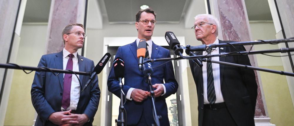 Schwarz-grünes Trio: Daniel Günther, Ministerpräsident von Schleswig-Holstein, Hendrik Wüst, Ministerpräsident von Nordrhein-Westfalen, und Winfried Kretschmann, Ministerpräsident von Baden-Württemberg (von links), am Freitag im Bundesrat.