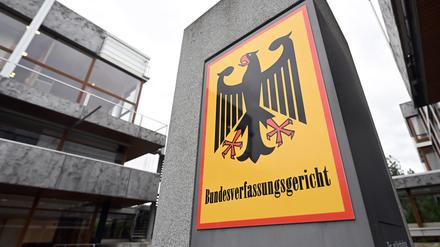 Ein Hinweisschild mit Bundesadler und dem Schriftzug Bundesverfassungsgericht, aufgenommen vor dem Gericht in Karlsruhe.