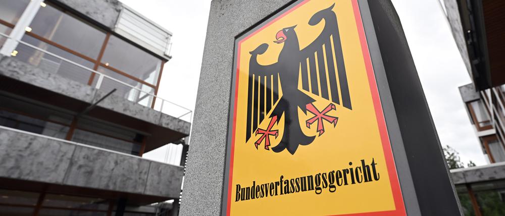 Ein Hinweisschild mit Bundesadler und dem Schriftzug Bundesverfassungsgericht, aufgenommen vor dem Gericht in Karlsruhe.