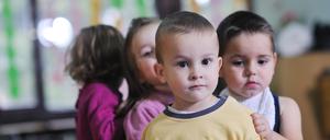 Angespannte Eltern und Kinder. Die unsichere Situation in den Kita-Eigenbetrieben führte bereits zu Kündigungen bestehender Verträge.