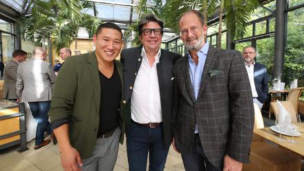 Servicechef Hee-Sun Kim (l.) mit Restaurantleiter Alexander Dressel und Arcona-Chef Alexander Winter (v.l.).