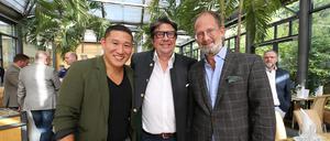 Servicechef Hee-Sun Kim (l.) mit Restaurantleiter Alexander Dressel und Arcona-Chef Alexander Winter (v.l.).