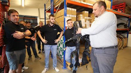 Ingmar Böckmann von der Handwerkskammer hat im Potsdamer Heizungs- und Sanitärunternehmen Laabs drei Exoskelette vorgestellt.