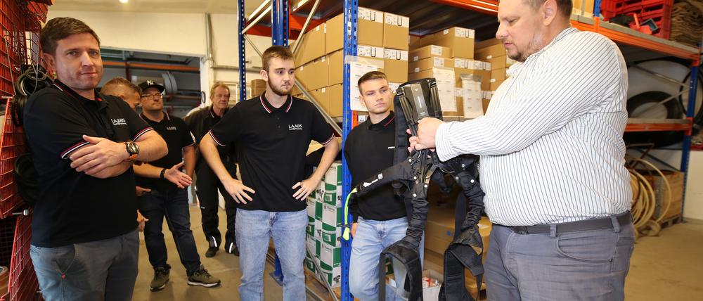 Ingmar Böckmann von der Handwerkskammer hat im Potsdamer Heizungs- und Sanitärunternehmen Laabs drei Exoskelette vorgestellt.