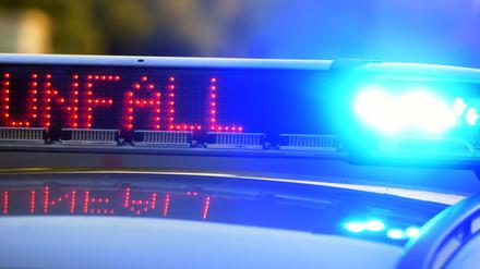 Ein 69-Jähriger ist nach einem Frontalzusammenstoß von zwei Autos gestorben. (Symbolbild)