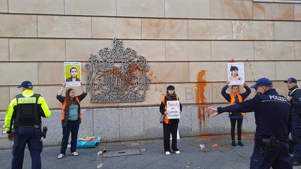 Mehrere Demonstrantinnen bewerfen am Freitag die Fassade der britischen Botschaft mit Tomatensuppe.
