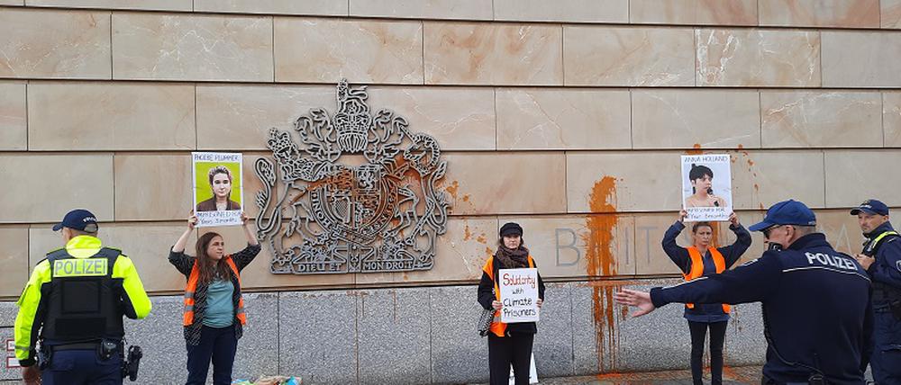 Mehrere Demonstrantinnen bewerfen am Freitag die Fassade der britischen Botschaft mit Tomatensuppe.