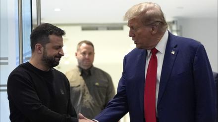 27.09.2024, USA, New York: Donald Trump gibt dem ukrainischen Präsidenten Wolodymyr Selenskyj im Trump Tower bei einem Treffen die Hand.