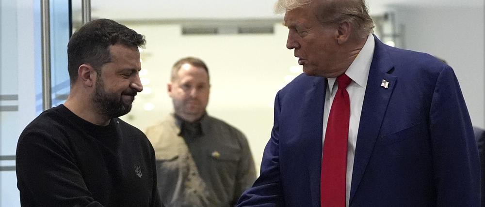 27.09.2024, USA, New York: Donald Trump gibt dem ukrainischen Präsidenten Wolodymyr Selenskyj im Trump Tower bei einem Treffen die Hand.