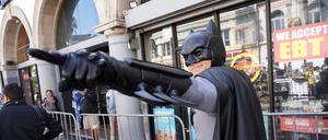 Ein als Batman verkleideter Mann gestikuliert vor Fans, nachdem die Superheldenfigur einen Stern auf dem Hollywood Walk of Fame erhalten hat. 