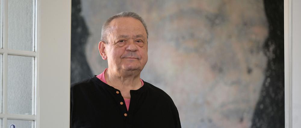 Der Künstler Stephan Velten in seinem Atelier. Bis zum 20.10. zeigt das Café Matschke aktuelle Arbeiten von ihm.