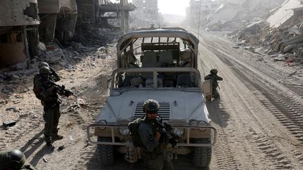 Israelische Soldaten in Gaza zwingen immer wieder palästinensische Zivilisten, in möglicherweise verminte Häuser oder Tunnel zu gehen. Damit wollen sie ihr eigenes Leben schützen. 