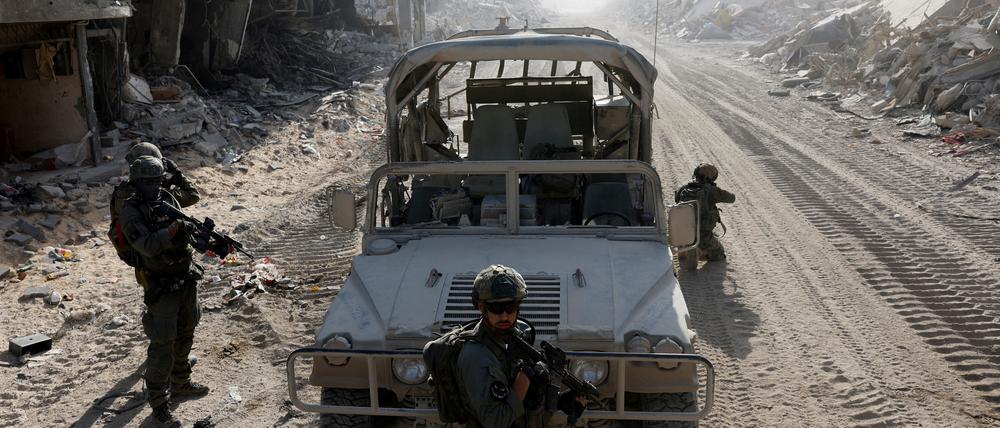 Israelische Soldaten in Gaza zwingen immer wieder palästinensische Zivilisten, in möglicherweise verminte Häuser oder Tunnel zu gehen. Damit wollen sie ihr eigenes Leben schützen. 