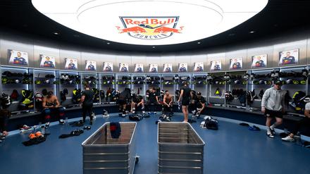 Ein kleines Heiligtum: Die Umkleidekabine des EHC Red Bull München.