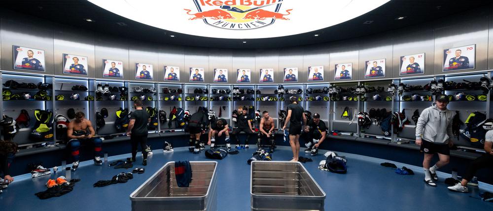 Ein kleines Heiligtum: Die Umkleidekabine des EHC Red Bull München.